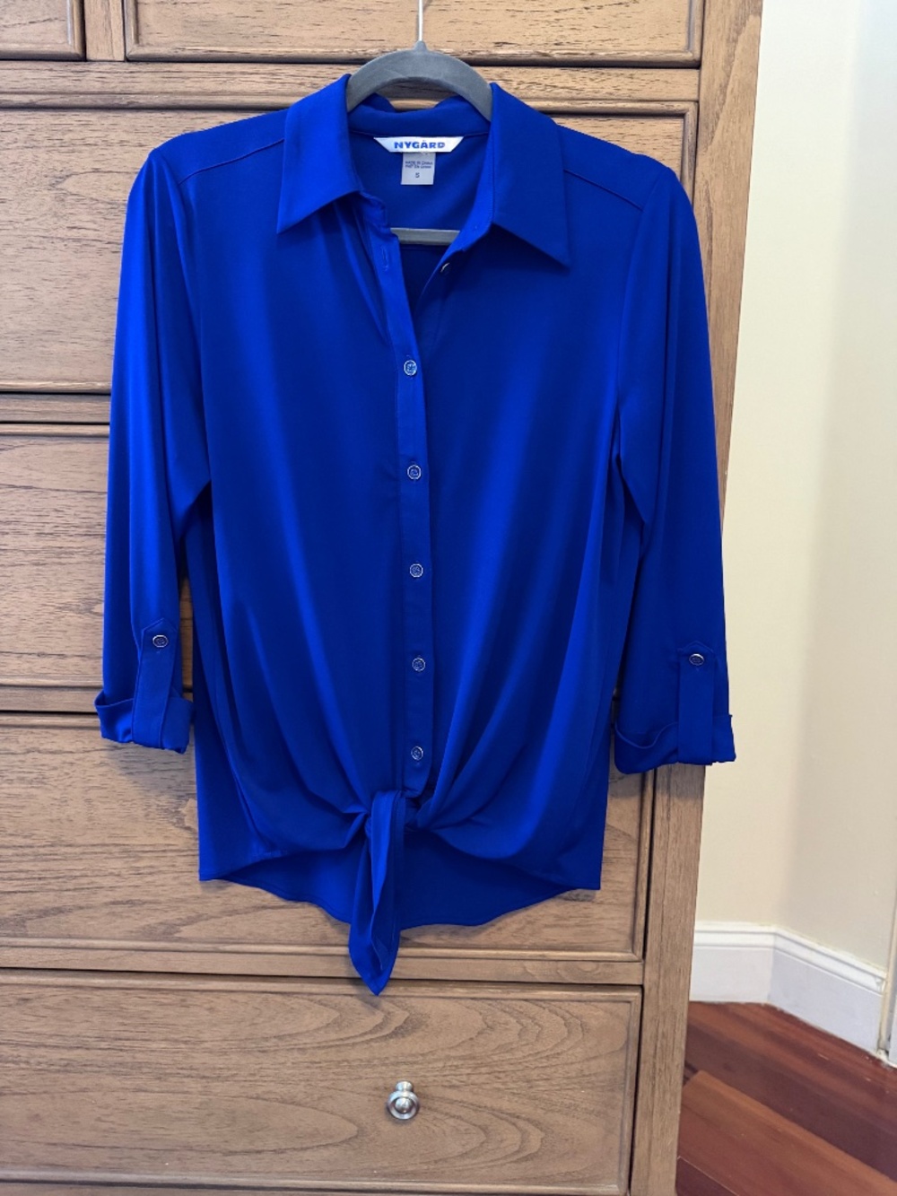 Women's Nygard small (S) blue tie front top cuffed excellent condition